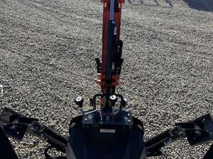 Tracteur à chenilles Bad Boy Tractors série 3026 2025 avec pelle rétrocaveuse BBH200, caractéristiques des composants principaux : moteur, pompe à engrenages, boîte de vitesses - Product Image 6