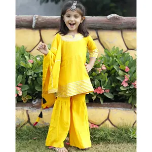 Ensemble de costume traditionnel chinois en rayonne jaune chaud - Product Image 2