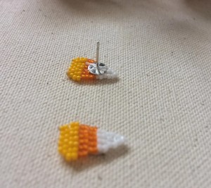 Pendientes de maíz de caramelo, joyería de Halloween, pendientes tachonados - Product Image 2