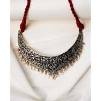 Collier ras du cou artisanal en argent 925, finition oxydée, motif floral et numéroté, religieux chrétien, incrusté de diamants et de perles, plaqué or
