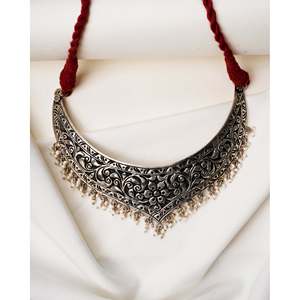 Collier ras du cou en argent 925 avec motif floral et numéroté, chaîne serpent plaquée or incrustée de diamants et de perles, idéal pour les mariages - Product Image 1