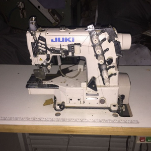 Máquina de coser industrial Juki 7823 usada, con mango de plástico OEM, accionamiento directo, cama cilíndrica, puntada interlock y plana, con cortahilos automático. - Product Image 3