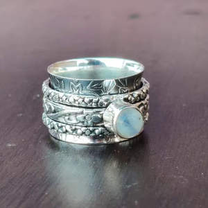 Anillo giratorio floral bohemio hecho a mano para mujer, anillo de meditación de piedra lunar de plata esterlina - Product Image 1