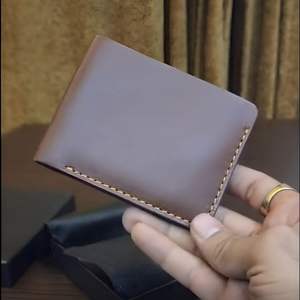 Cartera Bifold de Cuero Genuino Marrón Premium para Hombre, Diseño Delgado Hecho a Mano con Múltiples Ranuras para Tarjetas y Acabado Cosido Resistente - Product Image 5