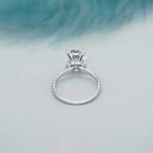 Anillo de Compromiso Certificado por IGI con Halo Oculto, Corte Cojín y Banda Pavé con Diamantes - Product Image 5