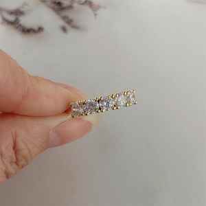 Anillo de Oro Amarillo de 14K con 5 Piedras de Diamante Simulado, Corte Redondo, Diamante Cultivado en Laboratorio, Anillo de Media Banda para Aniversario, Joyería de Compromiso - Product Image 1