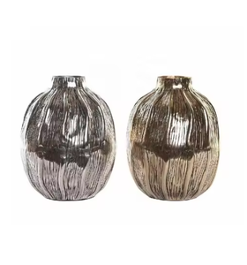 Jarrones de flores de metal de diseño moderno con textura única para decoración de entrada Vajilla Nuevo diseño de tendencia para una elegancia atemporal - Product Image 6