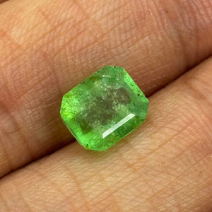 Invierta en belleza: compre esmeraldas colombianas no tratadas al por mayor-Octágono facetado de 8,6x7,2mm, natural y exquisito - Product Image 4