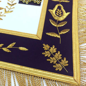 Tablier maçonnique artisanal de Loge Bleue en peau d'agneau légère, avec broderie personnalisée et fixation par épingle de sûreté - Product Image 3