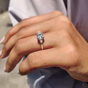 แหวนเพชรหมั้นแบบสามเม็ดทรงแอสเชอร์และบาแกตต์ - Product Image 4
