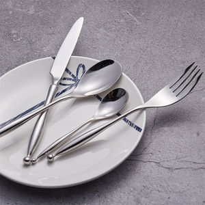 Juego de cubiertos profesionales de plata diseñado para hoteles y restaurantes con acero inoxidable duradero y acabado liso. - Product Image 3