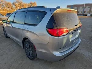 Chrysler Pacifica Hybrid Touring L 2019 - Product Image 3