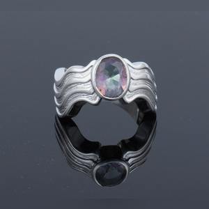 Anillo de Boda Clásico con Engaste de Plata de Ley 925 Hecho a Mano, con Topacio Místico Ovalado y Textura Ondulada - Product Image 2