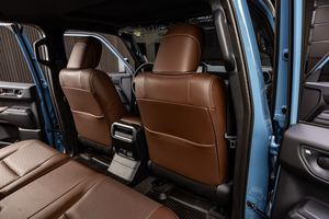 Toyota Land Cruiser 4x4 Diesel 2025, moteur 4L, boîte manuelle/automatique, sièges en cuir, conduite à gauche, jantes en aluminium R17 - Product Image 4