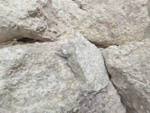 Công nghiệp pyrophyllite là một nguyên liệu quan trọng cho sợi thủy tinh và gốm sứ, có giá trị cho tính chất cách nhiệt độc đáo của nó. - Product Image 2