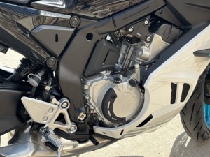 Nouvelle Moto Sportive Électrique Blanche et Noire de Style Touring avec Moteur Brushless 72V pour la Conduite Urbaine - Product Image 6