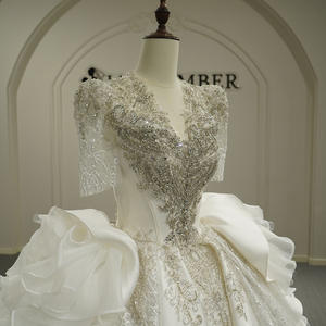 Vestido de Novia Moderno con Cola de Capilla, Escote en V, Volantes, Satén, Bordado de Encaje, Flores con Lentejuelas y Falda Abullonada, Modelo Exclusivo GT26054 - Product Image 5