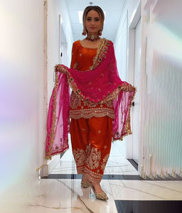 ชุดเดรสออกงานสำหรับผู้หญิง ดีไซน์ใหม่ ผ้าโพลีเอสเตอร์ ปักลายสวยงาม พร้อมผ้าคลุมไหล่ ชุดสัลวาร์ คามีซ เซ็ตคุร์ติ กางเกงขายาว ชุดดีวาลีแบบดั้งเดิม - Product Image 1