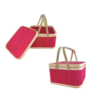 PRODUIT CHAUD Panier cadeau festif pour les fêtes chargé de délices saisonniers et de gourmandises pour tous - Product Image 1