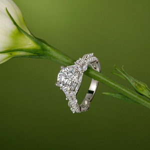 แหวนหมั้นทรงกลมประดับมอสซาไนต์รูปใบไม้บิดเกลียว Jeulia Secret Garden - Product Image 4