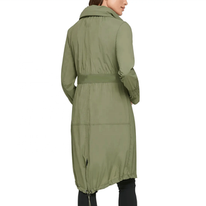 Veste de randonnée personnalisée pour femmes, imperméable et respirant, coupe-vent pour l'extérieur, coque souple de haute qualité, fermeture éclair, capuche complète - Product Image 4