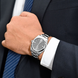 นาฬิกาสแตนเลสสตีลแบบมินิมอล พร้อมเครื่องหมายเรืองแสง ดีไซน์คลาสสิก ผิวขัดเงา ทนทาน รับทำโลโก้ คุณภาพสูง ขายส่ง - Product Image 4