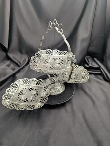 Support à gâteau à trois étages de style traditionnel avec découpe argentée, parfait pour l'accueil des invités à la maison et les cadeaux - Product Image 2