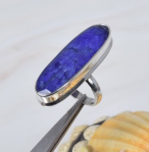 Anillo de Plata de Ley 925 con Zafiro Azul en Engaste de Bisel, Bonito y Moderno, de Alta Calidad, Estilo Antiguo, con Gema Ovalada de Forma Brillante - Product Image 1