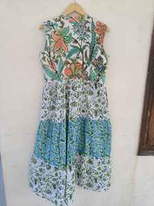 Robes en coton imprimées à la main avec motifs forestiers indiens pour femmes, en tissu naturel confortable, pour la vente au détail et la vente en gros de mode - Product Image 3