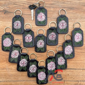 Fábrica personalizada hecha a mano, llavero de cuero con forma de botella, llavero de coche, venta al por mayor, llaveros de cuero de vaca genuino - Product Image 1