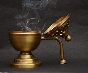 Brûleur d'encens et de bakhoor en métal pur de meilleure qualité d'exportation avec la forme unique de poignée pour l'usage à la maison d'hôtel et de restaurant plaqué or - Product Image 3