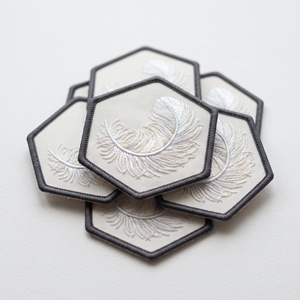 Écusson personnalisé de marque, motif bouclier en écorce de bouleau et mousse verte, avec bordure gris sergé blanc cassé, thermocollant - Product Image 2