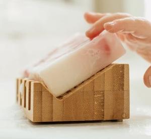 Porte-savon en bambou traditionnel fait main pour lavabo de salle de bain, plateau à savon en bois massif, écologique, antidérapant, pour un style de salle de bain classique - Product Image 3