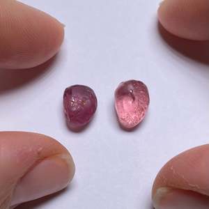 Pierre précieuse naturelle œil de chat rouge grenat de Mahenge, forme cœur, 8 mm, polie, haute qualité, Tanzanie - Product Image 1