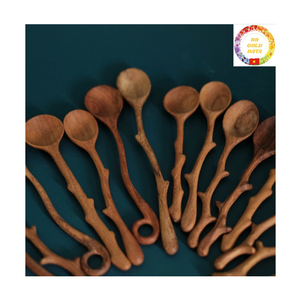 Cuillère en bois artisanale vietnamienne en forme de cœur pour remuer et servir le curry - Product Image 5