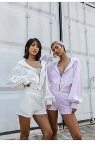 Nouveauté OEM, ensemble 2 pièces décontracté pour femmes, haut et short en tricot à rayures et à manches courtes, coupe ajustée pour l'été - Product Image 3