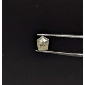 Diamante natural facetado suelto en forma de pentágono elegante de 5.3-6.5 mm, color sal y pimienta - Product Image 3