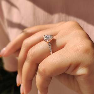 Anillo de Compromiso con Diamante en Forma de Corazón con Halo y Engaste Pavé, Certificado IGI, Claridad VS - Product Image 3