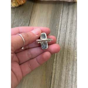 Anillo Navajo Hecho a Mano con Turquesa Kingman y Plata de Ley, Joyería Cultural Coleccionable, Talla 5.75 - Product Image 5