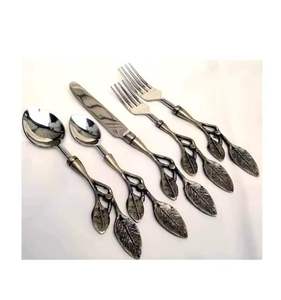 Ensemble de couverts et couverts en métal avec poignée de tête de feuilles au design élégant pour la décoration de table de fête de mariage - Product Image 1