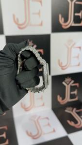 นาฬิกาข้อมือควอตซ์แฟชั่นผู้ชาย สแตนเลสสตีลหรูหรา หน้าปัดตัวเลขโรมัน ประดับเพชร ดีไซน์โดดเด่น กันน้ำ เข็มเรืองแสง - Product Image 4