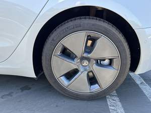 2022 Tesla Model 3 Long Range AWD Cuádruple-Motor Sedan 358-Mile Tecnología de piloto automático Asientos de cuero R19 Tamaño del neumático Automático - Product Image 2