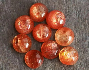 พลอยซันสโตนสีฟ้าทรงกลมแบบคาโบชอง ขัดเงา พร้อมเอฟเฟกต์เปลี่ยนสี AMAN GEMS ขายส่งจำนวนมาก สำหรับทำเครื่องประดับ ของขวัญสำหรับเธอ - Product Image 5