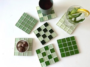 Ensemble de dessous-de-verre en mosaïque de verre faits à la main au design unique - Écologique pour la protection de la table de la cuisine, du bureau et de la maison - Product Image 3