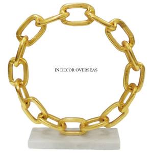 Sculpture de créateur de chaîne en métal plaqué or de haute qualité avec Base en marbre blanc Accents décoratifs de pièce maîtresse de table d'Inde - Product Image 1