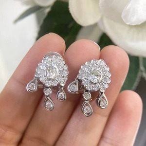 ต่างหูเงินประดับเพชรโมอิสซาไนต์ทรงดอกไม้ ดีไซน์วงแหวนประกายระยิบระยับ หรูหรา เหมาะสำหรับเป็นของขวัญสำหรับผู้หญิง - Product Image 1