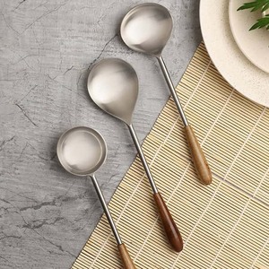 Juego de cucharas de servidor de ensalada chapadas en plata Decoración DE MESA DE BODA Cuchara Servidor de ensalada Mango de diseño de extremo de forma de madera larga - Product Image 1