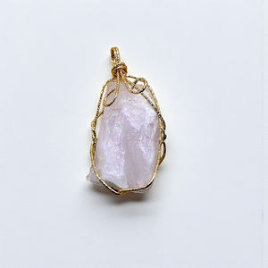 Pendentif en pierre de quartz rose brut fait à la main avec un design en fil d'or pour la fabrication de bijoux et les accessoires de collier - Product Image 1
