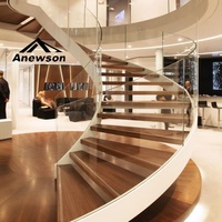 Rampe d'escalier moderne en bois massif et verre courbé avec garde-corps et marches pour usage intérieur