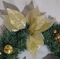 Karangan Bunga Natal Buatan Warna Hijau dengan Poinsettia Emas, Buah Pinus, Buah Berry, dan Ornamen untuk Dekorasi Pintu Depan saat Liburan